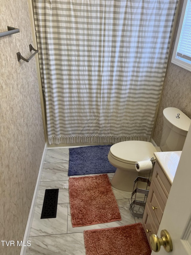 bathroom with vanity, toilet, and a shower with shower curtain