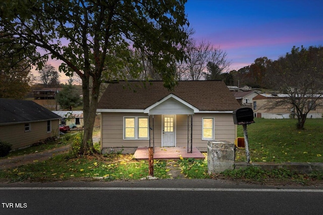 view of front of house featuring a lawn