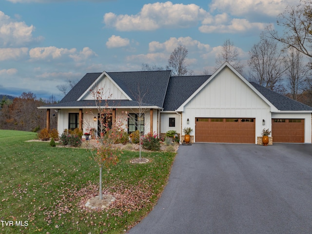 view of front facade with a garage and a front yard