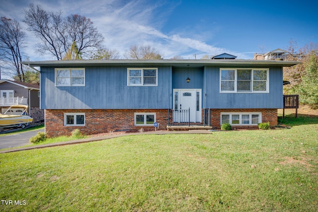 split foyer home with a front yard