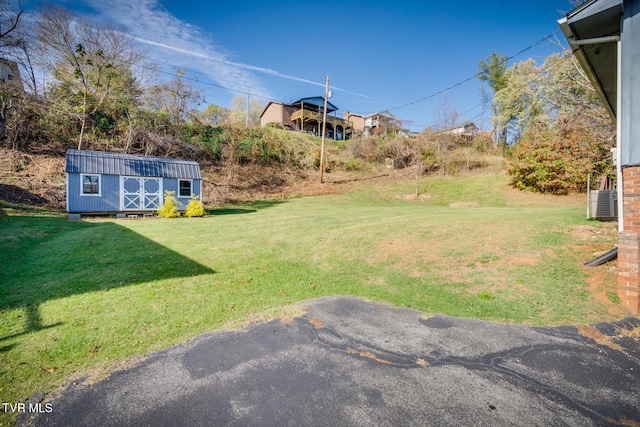 view of yard with a shed