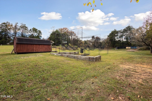 view of yard featuring an outdoor structure