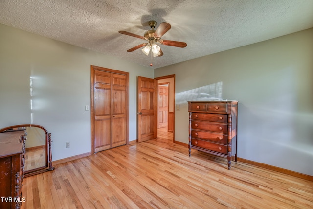 bedroom featuring a textured ceiling, ceiling fan, and light hardwood / wood-style flooring