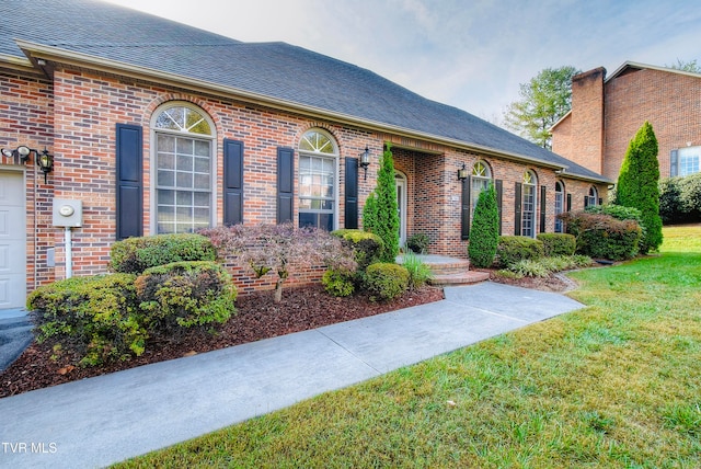 view of front of home featuring a front lawn