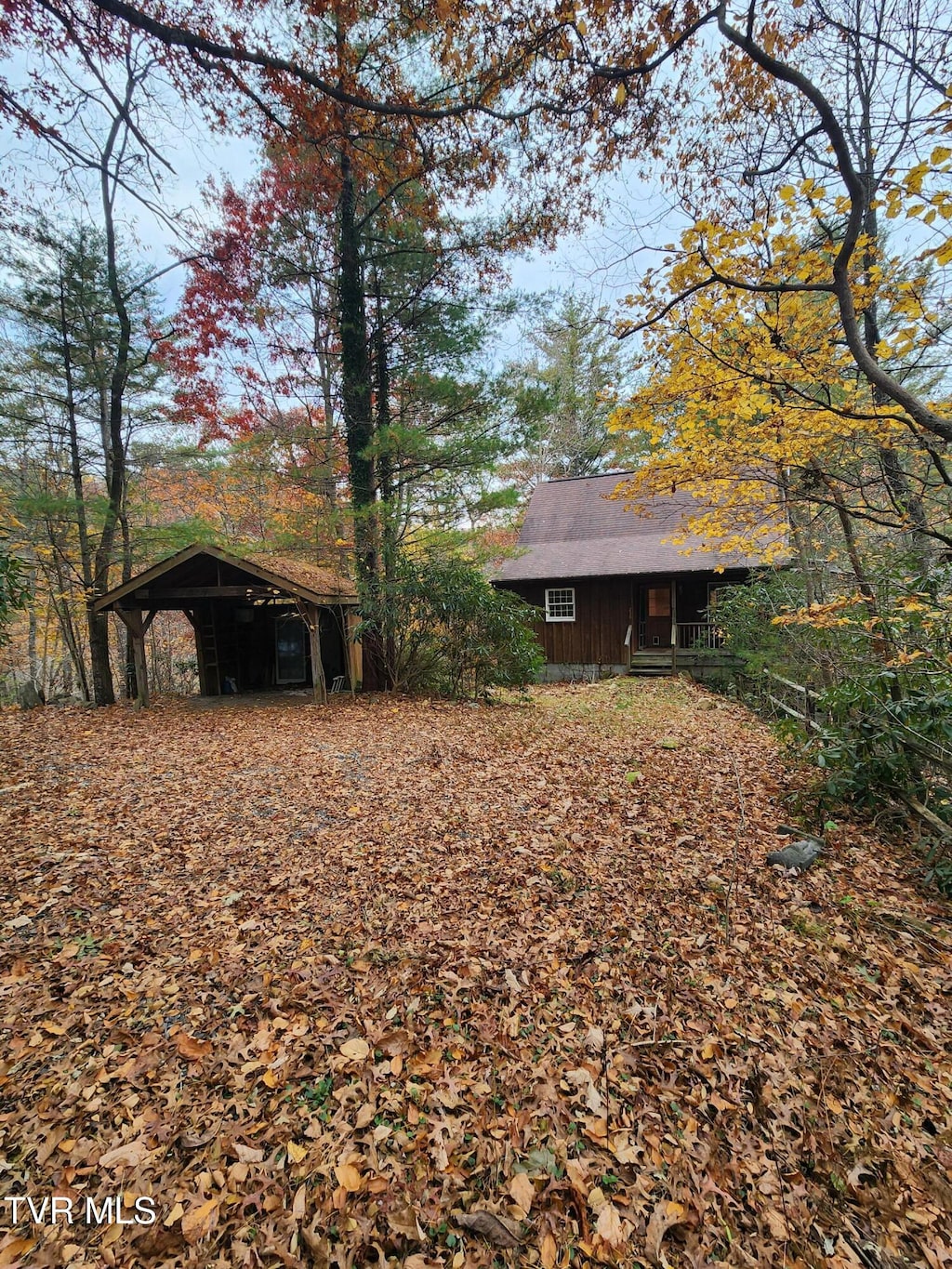 view of yard featuring an outbuilding