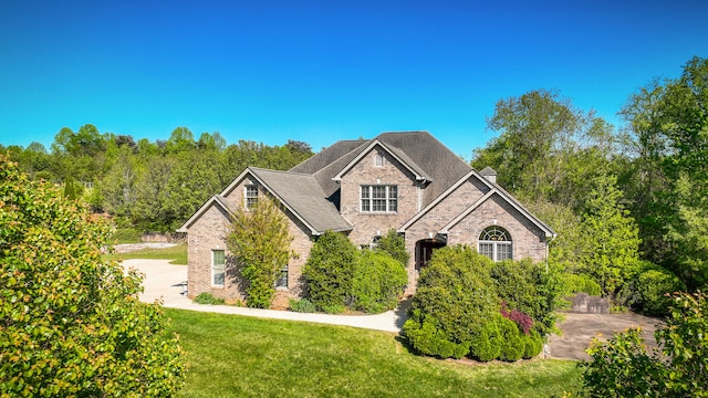 view of front of home featuring a front yard