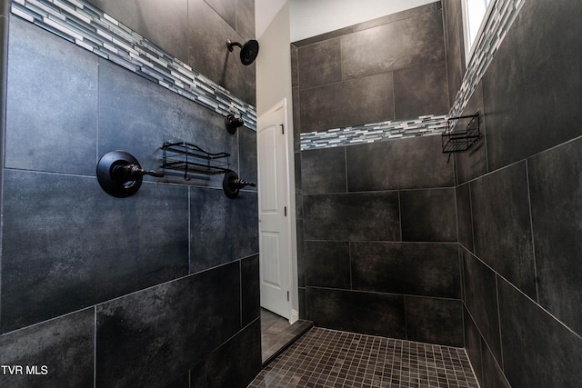 bathroom featuring tiled shower