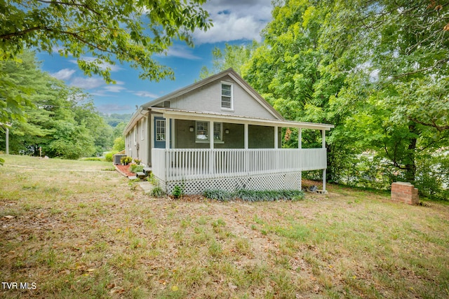 view of front of property featuring a porch and a front yard