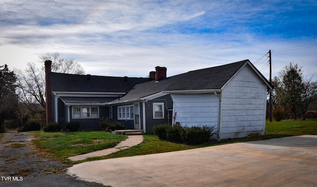 view of front of home featuring a front lawn