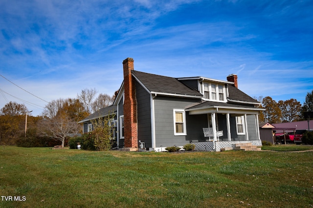 view of front of house featuring a front lawn and covered porch