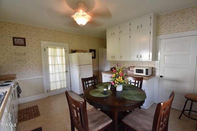 dining room featuring ceiling fan