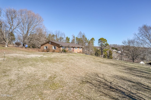 view of front of home featuring a front lawn