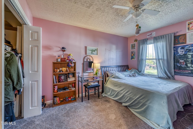 bedroom with ceiling fan, a textured ceiling, and carpet flooring