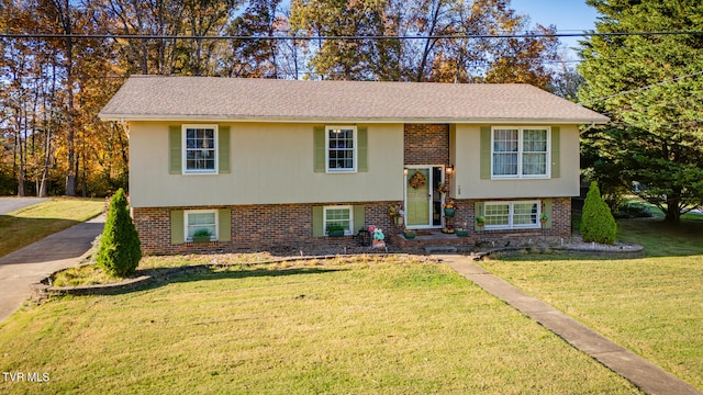 split foyer home featuring a front lawn