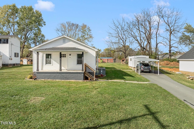 view of front of home featuring a front yard, a porch, and a carport