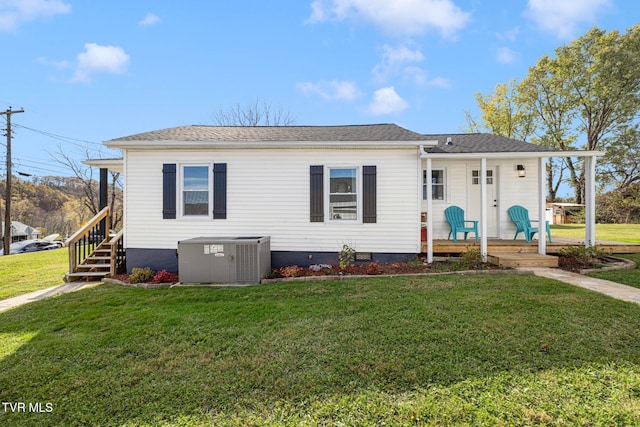 view of front of house featuring a porch, cooling unit, and a front yard