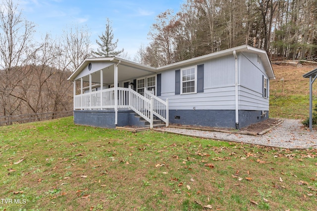 manufactured / mobile home featuring a front lawn