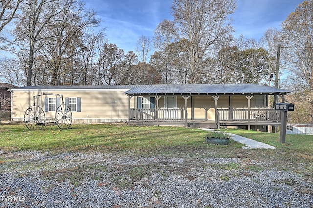 view of front of property featuring a front lawn