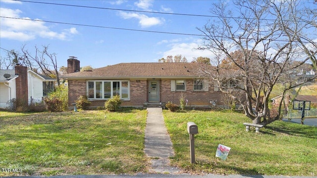 view of front of home featuring a front lawn