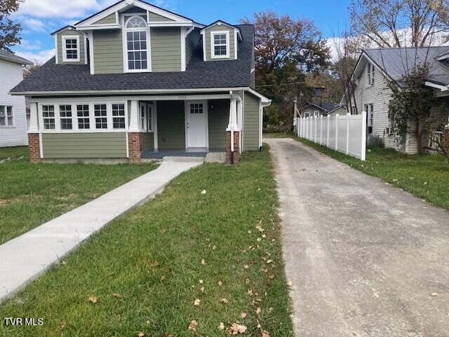 view of front facade with a front yard