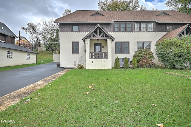 view of front of property featuring a front lawn