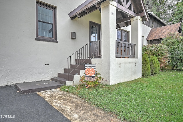 entrance to property featuring a yard