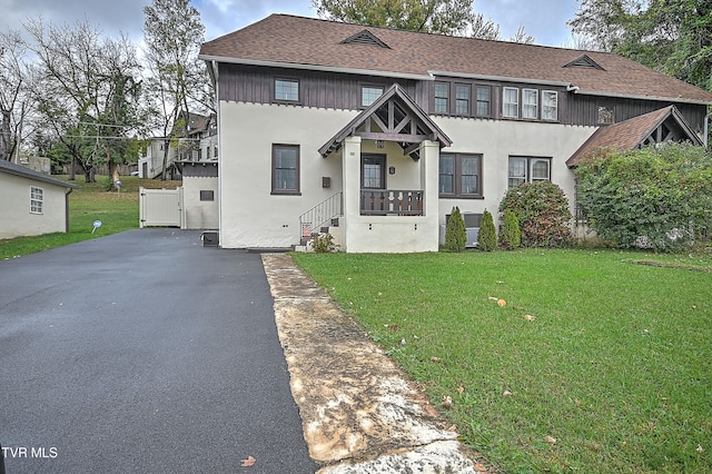 view of front facade with a front lawn