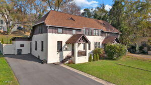 view of front facade with a front yard