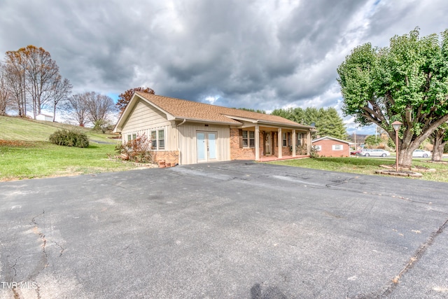 ranch-style home with a front lawn