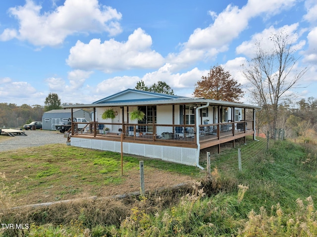 view of front of property featuring a front yard