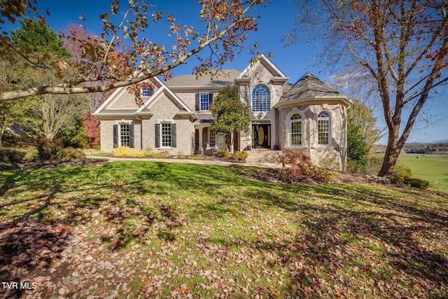 view of front of house featuring a front yard