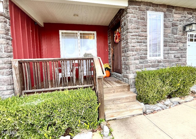 entrance to property featuring a porch