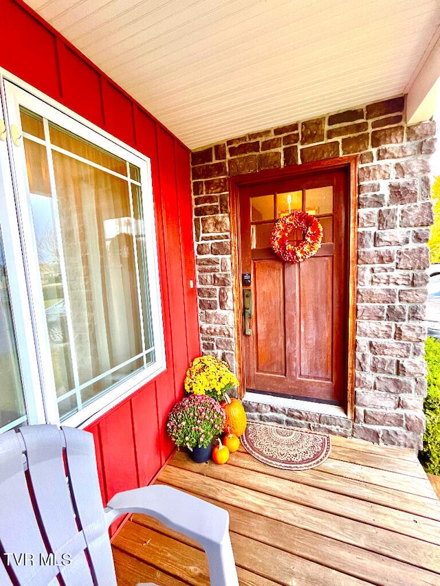 doorway to property with covered porch