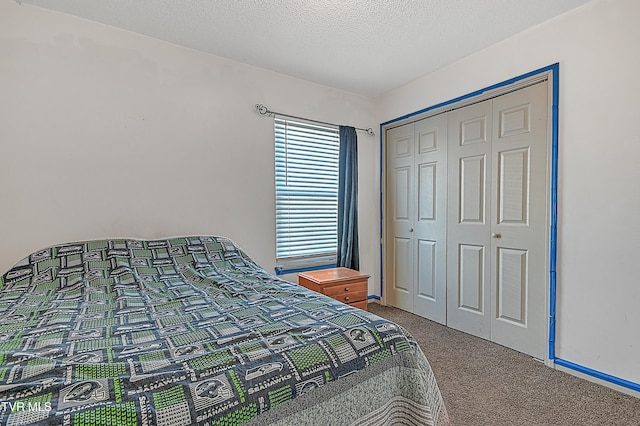 bedroom featuring carpet, a textured ceiling, and a closet