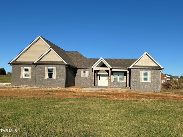 craftsman-style house featuring a front yard