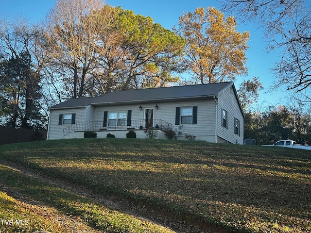 ranch-style home featuring a front lawn