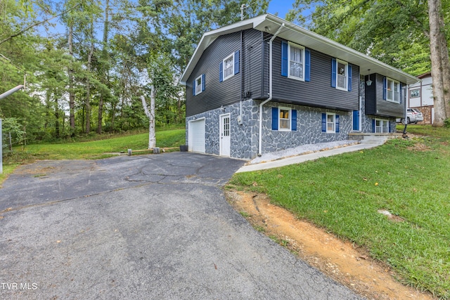 view of front of home featuring a front yard and a garage