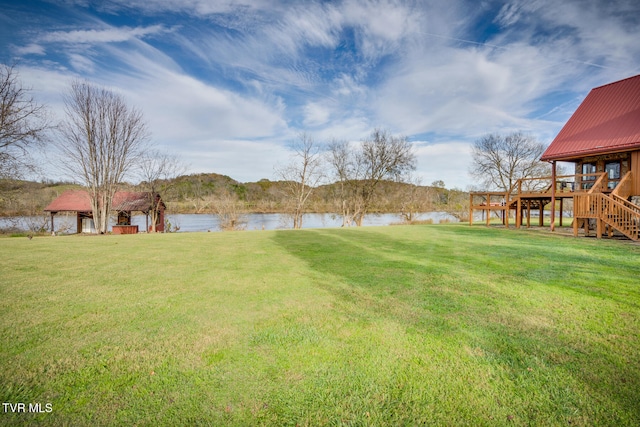 view of yard featuring a water view