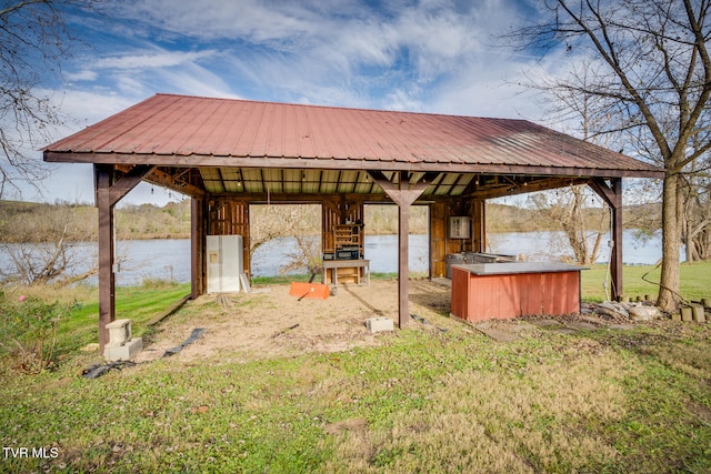 view of yard featuring a water view