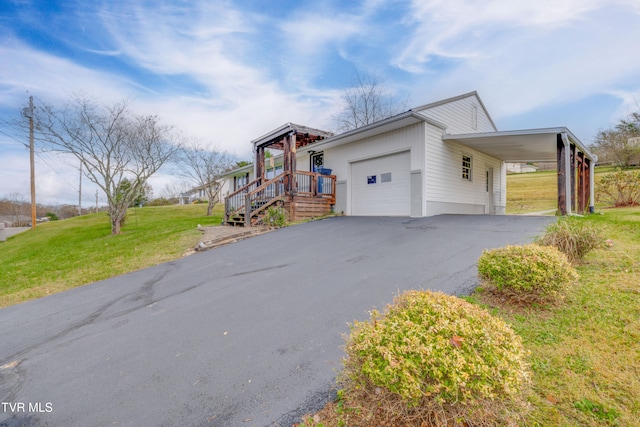 view of front of house featuring a carport and a front yard