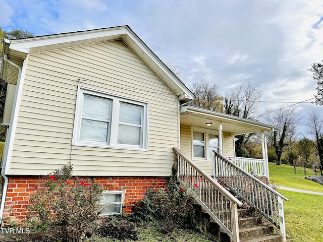 view of front of house featuring a front yard and a porch