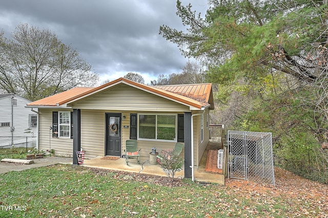 view of front of home featuring a front lawn