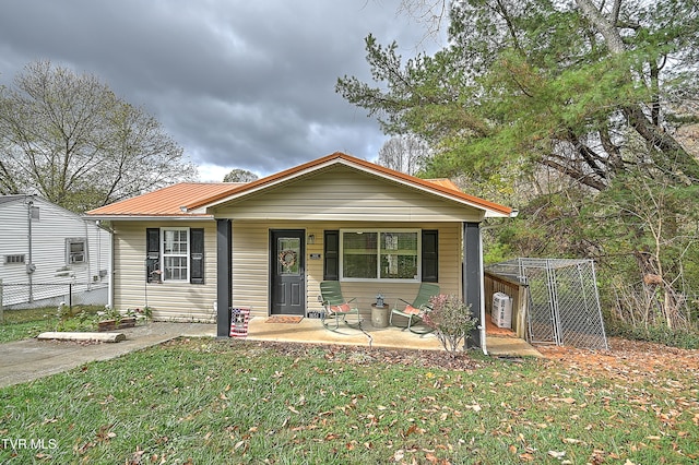 view of front of home featuring a front yard