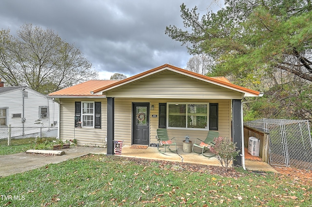 view of front of home with a front yard