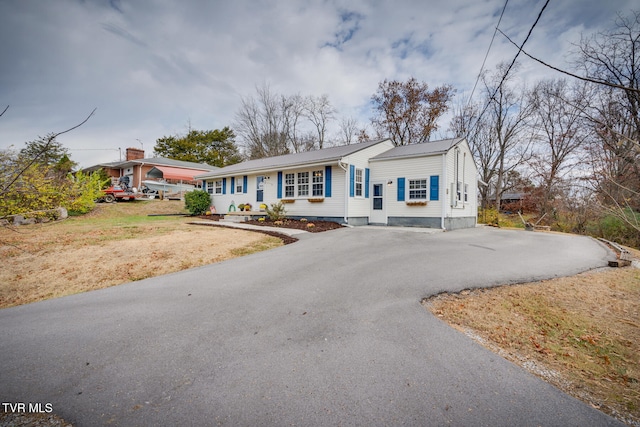 view of front of home with a front lawn