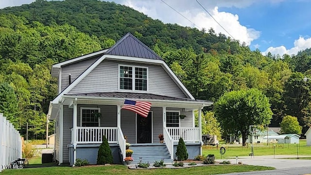 view of front of home featuring covered porch and a front lawn