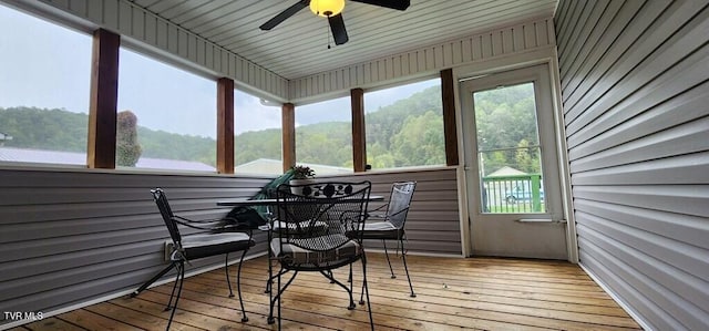 sunroom with ceiling fan