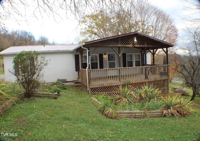 view of front of home featuring a wooden deck and a front yard