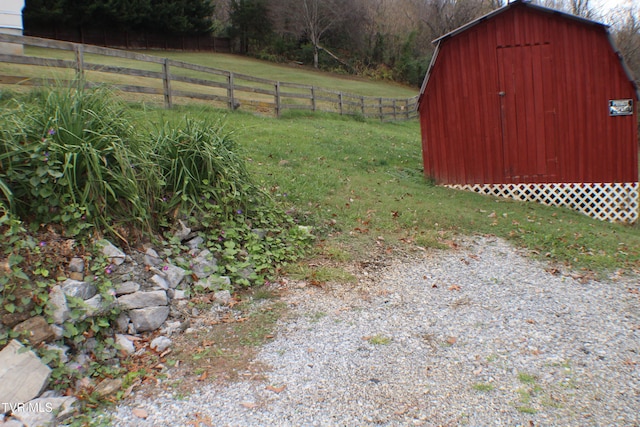 view of yard featuring a storage unit