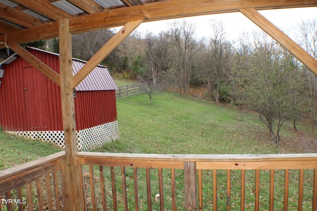 view of yard with a storage shed